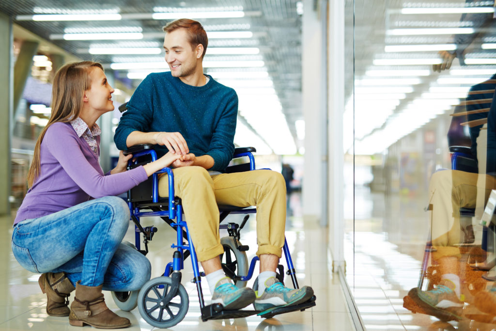 couple amoureux personne à mobilité réduite