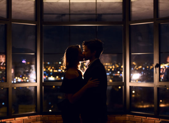 couple s embrassant en son appartement